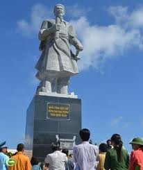 Inauguration of the statute of national hero Tran Quoc Tuan in Song Tu Tay  - ảnh 2